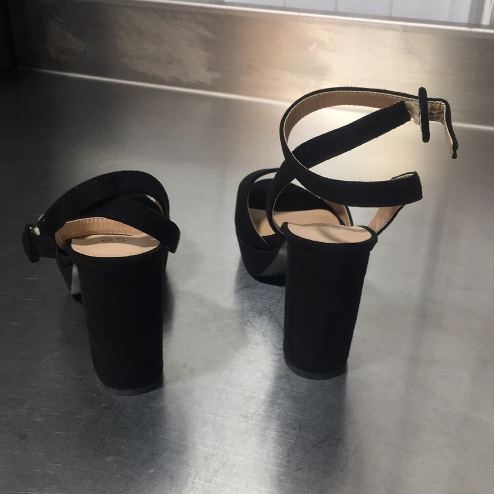 New WB Woman’s Journee Collection Black Heeled Sandals - Picture 4 of 8